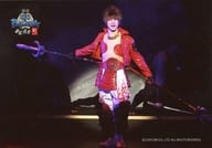 松村龍之介(真田幸村)/ライブフォト・横型・全身・衣装赤白・口開け・両手槍広げ・キャラクターショット/「斬劇『戦国BASARA』蒼紅乱世“『紅』未来への誇り“」舞台写真