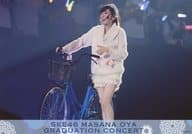 大矢真那/ライブフォト・横型・全身・衣装白・目線左・口開き・自転車/DVD・Blu-ray「SKE48 大矢真那卒業コンサート in 日本ガイシホール～みんなみんなありがとう!～/第1回 SKE48 ユニット対抗戦」特典 大矢真那卒業コンサートステージショット生写真