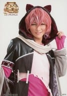 服部武雄(ロキ=ジェネッタ)/上半身・左手フード・キャラクターショット/舞台「イケメン革命◇アリスと恋の魔法 THE STAGE Episode 黒のキング レイ=ブラックウェル」物販購入特典ブロマイド