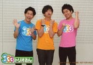 太田博久(ジャングルポケット)・向井慧(パンサー)・松橋周太呂(ジューシーズ)/横型・膝上・衣装水色・オレンジ・ピンク・太田両手パー・向井松橋両手グー・センター向井/DVD「333 トリオさん」特典