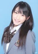 小原春香/上半身・衣装グレー白・リボン・背景水色/公式生写真