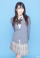 小原春香/膝上・衣装グレー白・リボン・両手後ろ・背景水色/公式生写真