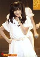 若林倫香/ライブフォト・膝上・衣装白・右手腰・左手マイク/「真夏の上方修正」Liveショット