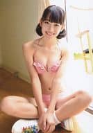 朝比奈恋/全身・水着ピンク・座り・笑顔/DVD「恋のトリセツ」特典生写真