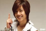 SS501/キム・ヒョンジュン(リーダー)/横型・バストアップ・衣装白・右手人差し指立て・襟つかみ・ポストカードサイズ/公式生写真