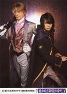 仲田博喜(高杉晋作)・冨森ジャスティン(アーネスト・サトウ)/膝上・衣装グレー・紫・黒・右手銃・両手刀・背景黒・キャラクターショット・2Lサイズ/舞台「遙かなる時空の中で5」2L判生写真ペア
