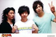 パンサー/集合(3人)/横型・バストアップ・衣装黒白水色・向井両手Tシャツ・尾形左手ピース・ポストカードサイズ/LIVE STAND 2010/公式生写真