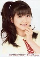 アップアップガールズ(仮)/森咲樹/バストアップ・衣装黄色・ネクタイ赤・水玉柄・左手顎/公式生写真