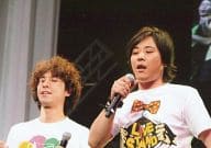 吉本興業/松田洋昌・藤原一裕/横型・ライブフォト・バストアップ・Tシャツ白・藤原右手マイク/ナマーシャ