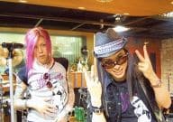 PENICILLIN/千聖・HAKUEI/横型・バストアップ・千聖衣装黒.両手ピース・サングラス・スタジオ/公式生写真