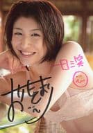 おかもとまり/上半身・衣装ピンク・右手あご・直筆サイン入り/写真集「グレーゾーン」懸賞生写真