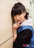 佐藤聖羅/上半身・衣装青・黒・体左向き/AKBとXX!