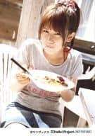 °C-ute/岡井千聖/膝上・衣装グレー・デニムスカート・座り・両手皿・ワニブックス/公式生写真