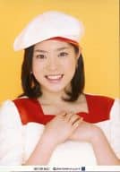 THE ポッシボー/大瀬楓/バストアップ・衣装白赤・両手組み・帽子・背景黄色/公式生写真