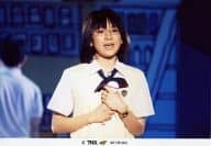 THE ポッシボー/橋本愛奈/横型・上半身・衣装白ベージュ・リボン赤・背景青/公式生写真