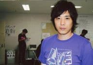 ライセンス/藤原一裕/横型・バストアップ・Tシャツ紫・背景人/公式生写真