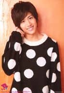D2/池岡亮介/上半身・衣装黒白・右手頬・背景オレンジ/｢D2LIVE｣～8人たして∞こんな僕達どうですか～