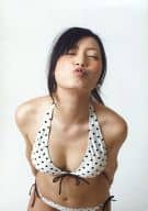 美華/膝上・衣装白・黒の水玉模様・水着・背景白/DVD｢アイドルの穴 2010｣特典