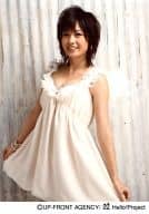 美勇伝/三好絵梨香/膝上・衣装ピンク・両手スカート・腕輪・背景ベージュ/公式生写真