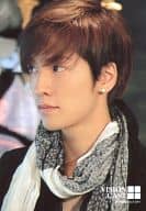 w-inds./橘慶太/バストアップ・衣装黒・ストール白.グレー・左向き・目線左・｢VISION CAST｣/公式生写真