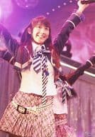 小原春香/膝上・左手マイク・ライブフォト・AKS/膝上・左手マイク・ライブフォト・AKS/公式生写真