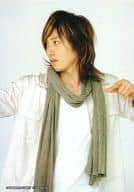 w-inds./千葉涼平/上半身・衣装白ベージュ・ストールカーキ・両手上・目線左向き/公式生写真