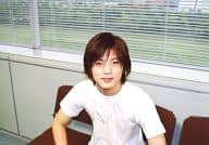 FLAME/金子恭平/横型・上半身・衣装白・座り・背景白/公式生写真