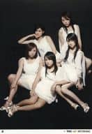 THE ポッシボー/集合(5人)/全身・衣装白・座り・背景黒・「2」/CD「Family～旅立ちの朝～」特典