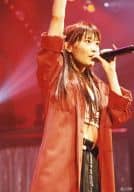 小原春香/ライブフォト・上半身・衣装赤・黒・左手マイク・右手上げ・枠無し/AKS/公式生写真