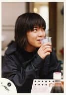 関ジャニ∞/渋谷すばる/バストアップ・衣装黒・右手コップ・飲み物・目線右ジャニーズJr時代/公式生写真