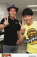 吉本興業/小出水直樹・綾部祐二/右手ピース・小出水衣装黒・綾部衣装黄色/LIVE STAND2010 ポストカードサイズ公式生写真