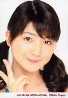 アップアップガールズ(仮)/森咲樹/顔アップ・右手ピース・カメラ目線・背景白/公式生写真