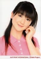 アップアップガールズ(仮)/森咲樹/バストアップ・衣装ピンク・左手頬・背景白/公式生写真