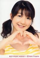 アップアップガールズ(仮)/森咲樹/バストアップ・衣装ボーダー柄黄色.白・両手でハート/公式生写真