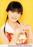 アップアップガールズ(仮)/森咲樹/バストアップ・衣装白.赤・リボン・背景黄色・両手組み/2008 HELLO!PROJECT 新人公演11月～横浜JUMP!～