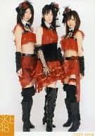 松井珠理奈・桑原みずき・中西優香/全身・衣装赤・背景白/2009 ｢Glory days｣特典