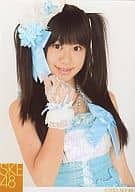 若林倫香/バストアップ・衣装水色・右手口元/公式生写真