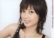 三好絵梨香/横型・衣装黒・金色ネックレス・イヤリング・背景白/公式生写真