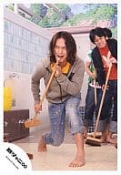 関ジャニ∞/丸山隆平・渋谷すばる/全身・グレーパーカー・黄色インナー・両手デッキブラシ・後ろに渋谷/公式生写真