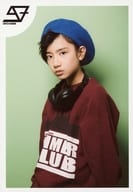 SUPER★DRAGON/柴崎楽/上半身・衣装茶色・ヘッドフォン・左向き・背景緑/「NUMBER 9 TOUR」生写真セット～第4弾～