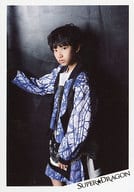 SUPER★DRAGON/柴崎楽/膝上・衣装青・右手壁・体左向き・背景グレー/「SUPER★DRAGON EMOTION TOUR ～tool.1～」生写真セット 第2弾