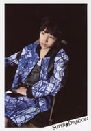 SUPER★DRAGON/柴崎楽/膝上・座り・衣装青・黒・右手伸ばし・目線左・背景黒/「SUPER★DRAGON EMOTION TOUR ～tool.1～」生写真セット 第2弾