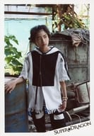 SUPER★DRAGON/柴崎楽/膝上・衣装白・黒・ボーダー柄・右手ドラム缶・目線右/「SUPER MISSION～Code Name：Stella～」生写真 第3弾