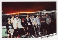 SUPER★DRAGON/集合(9人)/横型・全身・後ろフェンス・ライト赤・野外/「SUPER MISSION～Code Name：Stella～」生写真 第3弾