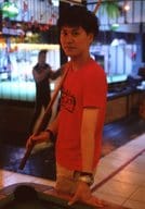 寺山武志/膝上・衣装赤・Tシャツ・左向き・右手キュー・左手ビリヤード台/「オガステ!?4 ～ タイ マラソン 大阪 オガソン♪ やることいっぱいでどうしよ平八郎の乱 ～」トレーディングブロマイド