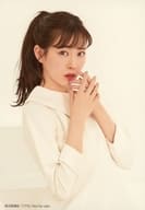 渡辺美優紀/上半身・右向き・衣装白・両手口元/CD「17%」先着購入特典生写真
