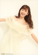 渡辺美優紀/膝上・衣装白・両手広げ・体傾き・笑顔/CD「17%」先着購入特典生写真