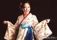 桑原みずき/横型・上半身・衣装白・赤・青・両手上げ・顔右向き・背景黒/舞台「刻め、我ガ肌ニ君ノ息吹ヲ 再演」ブロマイド(衣装)