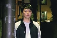 エレキコミック/今立進/横型・バストアップ・衣装黒・白・住宅街・ポストカードサイズ/フクロのねずみ 旗揚げ公演「舞台『ILL』」ブロマイド