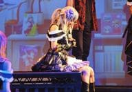 星守紗凪(ユキ)/横型・全身(足見切れ)・座り・右向き・衣装黒・白/舞台「プロジェクト東京ドールズ」ゲネ写真